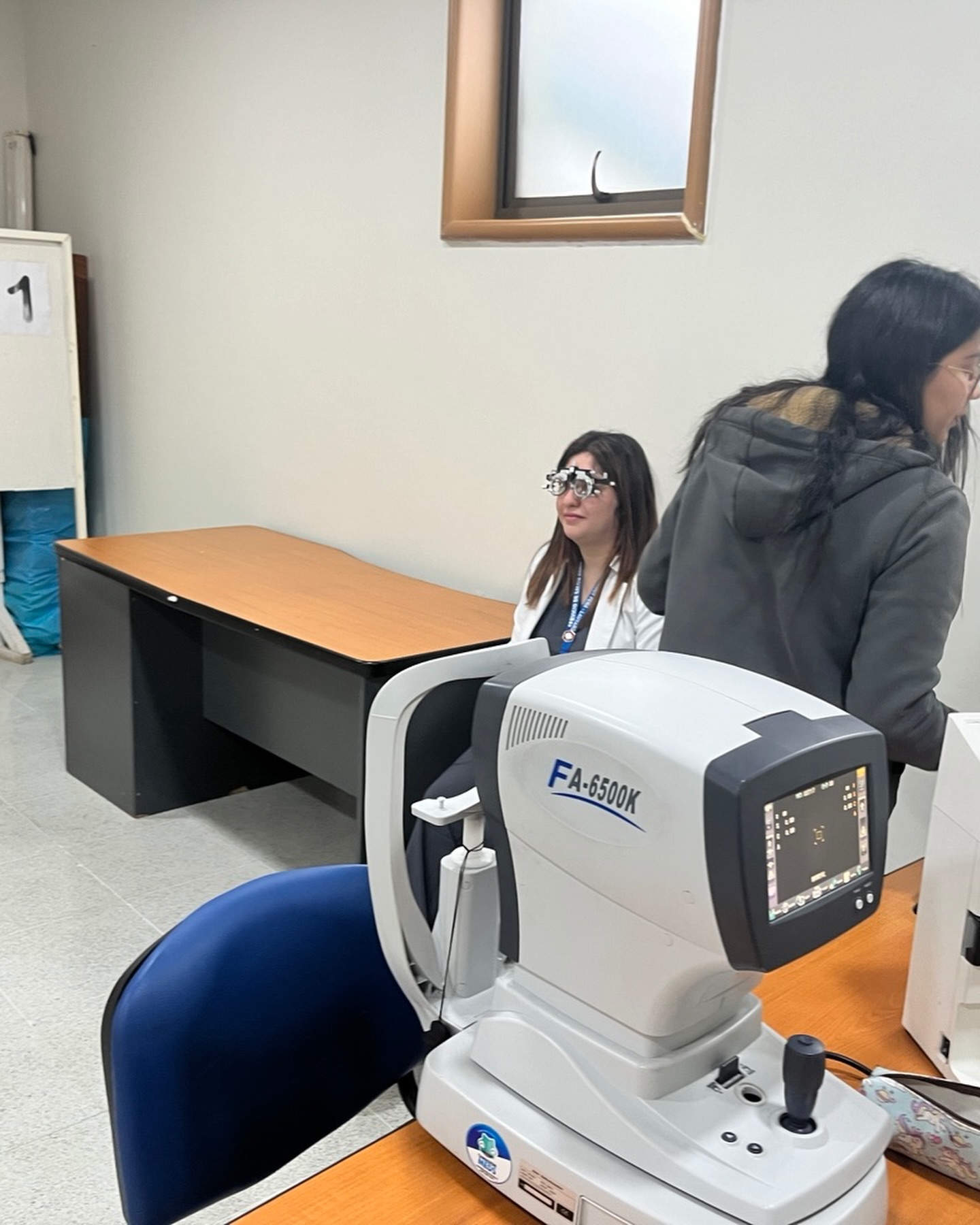 Equipo profesional de Óptica Vistasur realizando examen visual